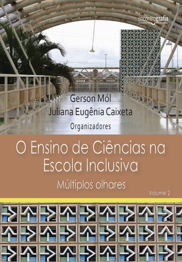 Capa do livro “O Ensino de Ciências na Escola Inclusiva: múltiplos olhares – Volume 2”. Descrição da imagem: Na parte superior da capa, há uma fotografia de uma passarela do Instituto de Química da Universidade de Brasília (UnB). A passarela possui uma cobertura curva de metal e corrimãos laterais brancos. À esquerda, aparecem algumas folhas do topo de palmeiras, e ao fundo se vê o céu nublado, postes de iluminação e outras estruturas arquitetônicas ao longe, como telhados. No centro da capa, estão os nomes dos organizadores Gerson Mól e Juliana Eugênia Caixeta, em letras finas, na cor preta, seguidos pela palavra “Organizadores” logo abaixo. Abaixo da fotografia, há uma faixa horizontal larga marrom-claro, onde está centralizado o título do livro em letras brancas, finas e grandes: “O ensino de ciências na escola inclusiva”, seguido do subtítulo “múltiplos olhares” em tamanho menor. Na parte inferior direita, há a indicação “Volume 2”, em letras pequenas. Abaixo da faixa, há uma pequena faixa horizontal na cor amarela, seguida por uma fotografia de uma área coberta de cobogós, com padrões de linhas retas nas cores branco, azul e verde. Os cobogós fazem parte do Instituto de Química da Universidade de Brasília (UnB). Na parte superior direita da capa, está o logotipo da editora Encontrografia, escrito em letras minúsculas na cor branca, utilizando uma tipografia geométrica e minimalista. A palavra é dividida em duas partes, com "encontro" escrito com traços mais finos e "grafia" escrito com traços mais espessos. Abaixo do texto, há um elemento gráfico que representa um livro aberto, com uma linha horizontal e uma pequena curva central, mantendo o minimalismo do logo. Fim da descrição.